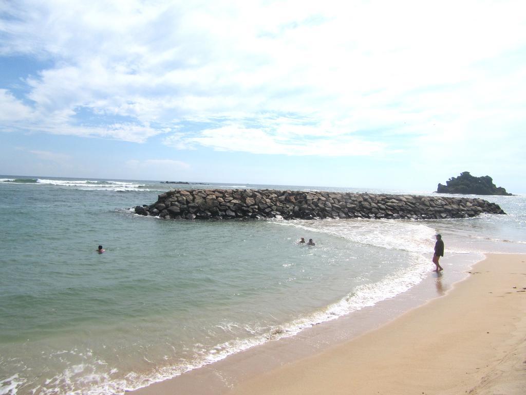 Colonial Surfing Villa Hostel & Home Stay Midigama East Exterior foto
