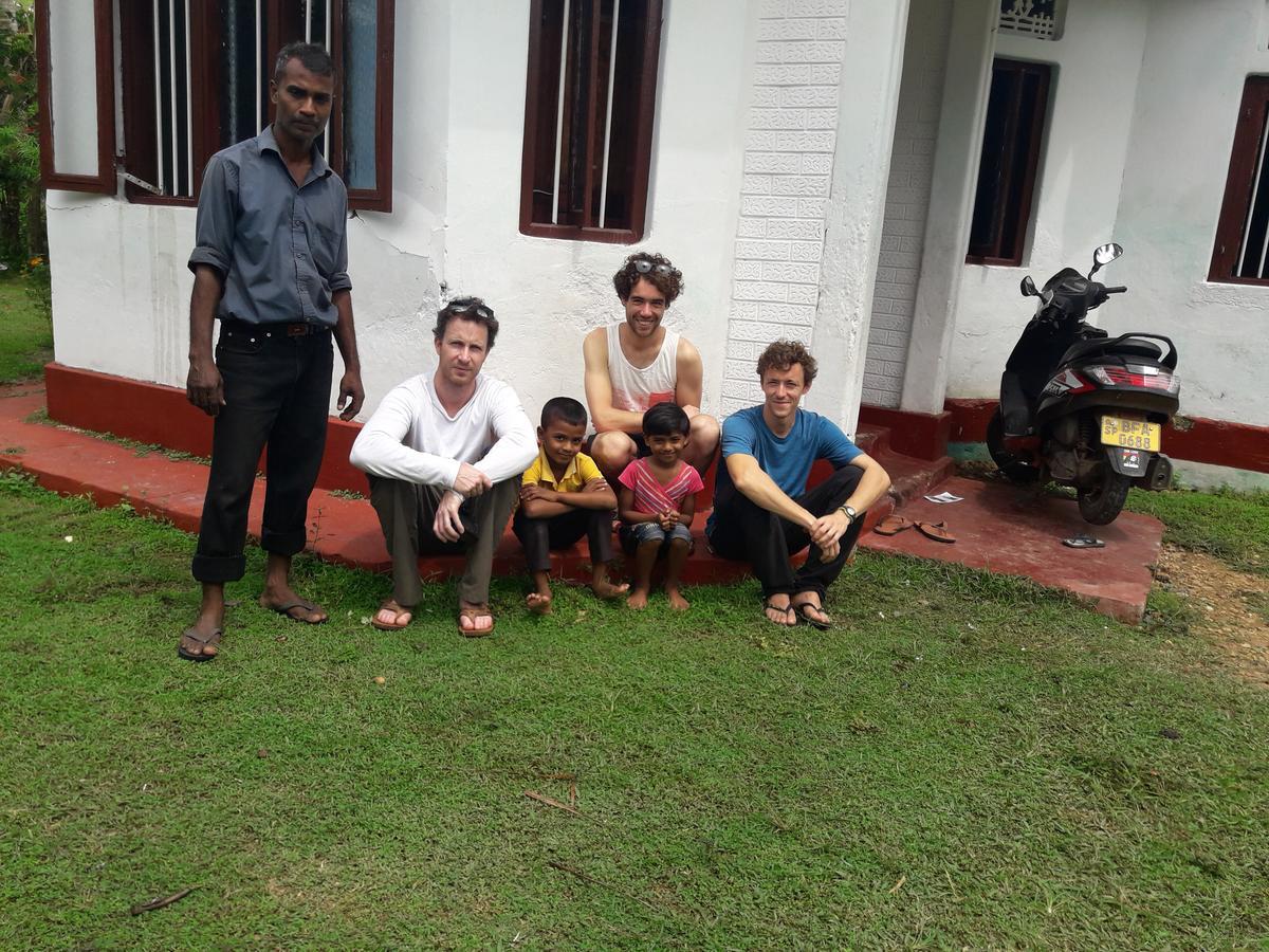 Colonial Surfing Villa Hostel & Home Stay Midigama East Exterior foto