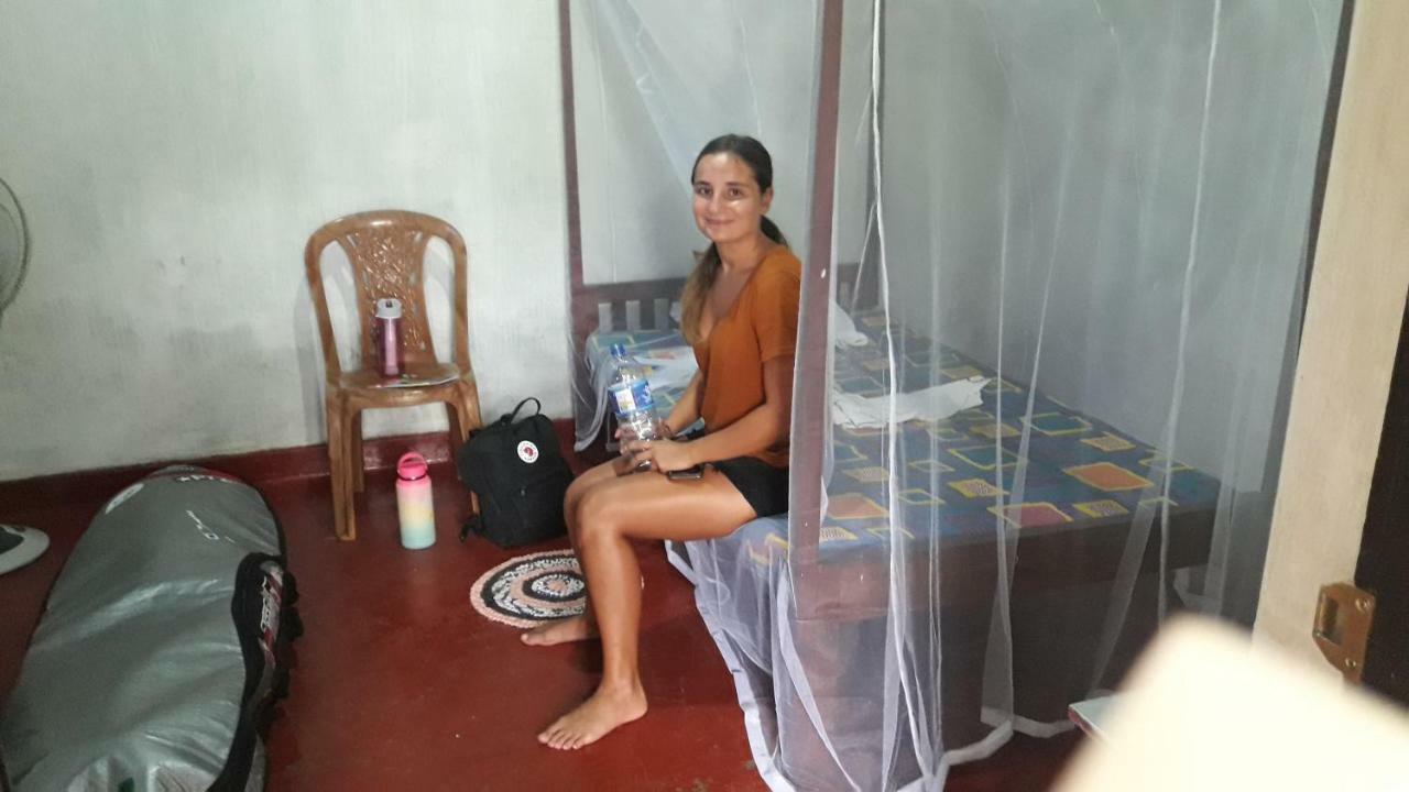 Colonial Surfing Villa Hostel & Home Stay Midigama East Exterior foto