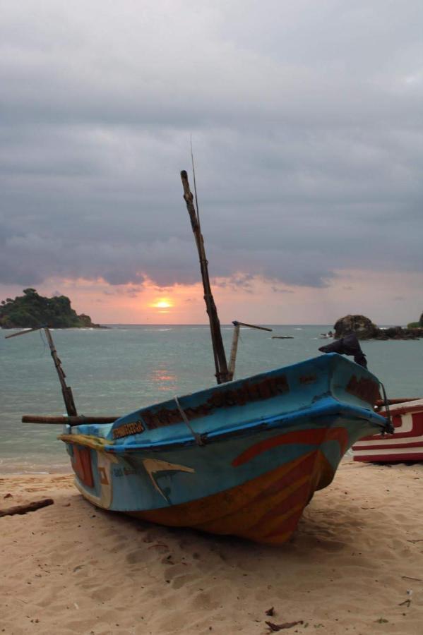 Colonial Surfing Villa Hostel & Home Stay Midigama East Exterior foto